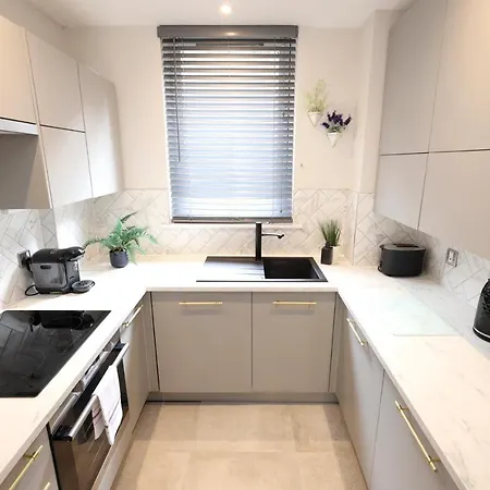 Joivy Modern 1 Bed Flat In West End, Close To Princes Gardens