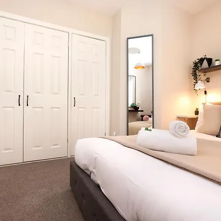 Joivy Modern 1 Bed Flat In West End, Close To Princes Gardens *