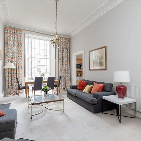 Light And Spacious 2 Bedroom Flat In Heart Of