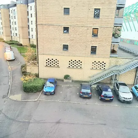 Lovely 3 Bedroom Apartment - Free Parking Apartment Edinburgh