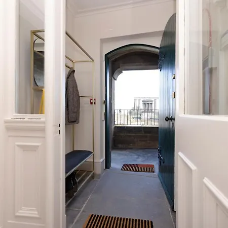 Joivy Observatory House & Edinburgh