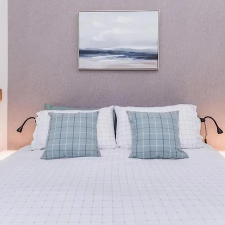 New Sleek 1bd Centre شقة