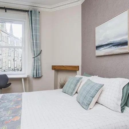 New Sleek 1bd Centre