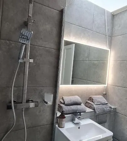 Castle Terrace 1 Bed Looking Onto Castle - Sleeps Upto 4 * Edinburgh