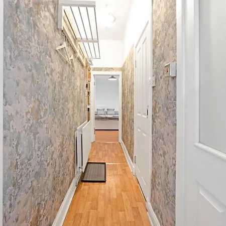 And Modern With A Garden Apartamento