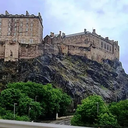 Castle Terrace 1 Bed Looking Onto Castle - Sleeps Upto 4