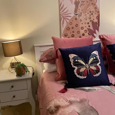 아파트 Lovely 3 Bed With Jacuzzi, Close To Airport, Driveway, Wifi *