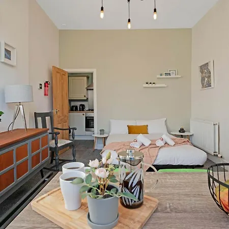 Cozy With Character Logie Main Door Flat *