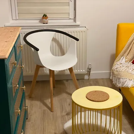 Lovely 3 Bed With Jacuzzi, Close To Airport, Driveway, Wifi 아파트 *