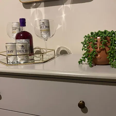 Lovely 3 Bed With Jacuzzi, Close To Airport, Driveway, Wifi