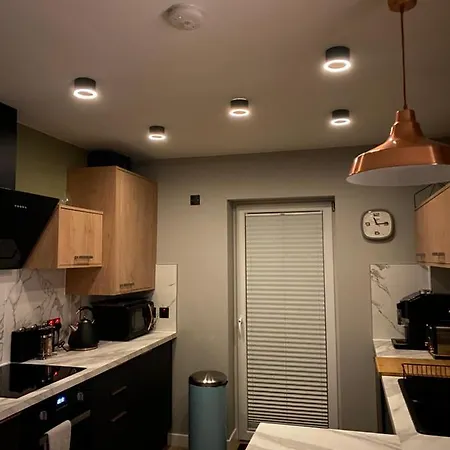 아파트 Lovely 3 Bed With Jacuzzi, Close To Airport, Driveway, Wifi *