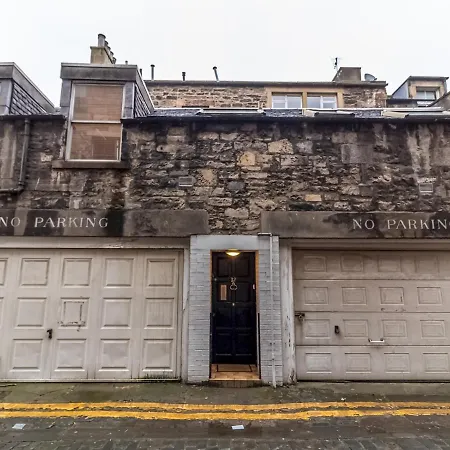 Pass The Keys 2 Beds Flat With Private Entrance In Centre - Sleeps 4 *