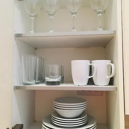 麦坎宁街公寓酒店 *