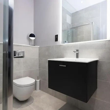 Apartamento Joivy Modern In New Town, On Historic George Street *