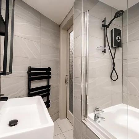 Spacious 2br Leith Edinburgh