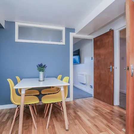 Beautiful 1-bed Near Castle