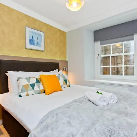 公寓 Ultra Modern, West End Village, Refurbished Basement Appt