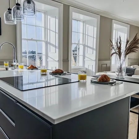 Super Modern & Stylish, Luxury 2 Bedroom Apt