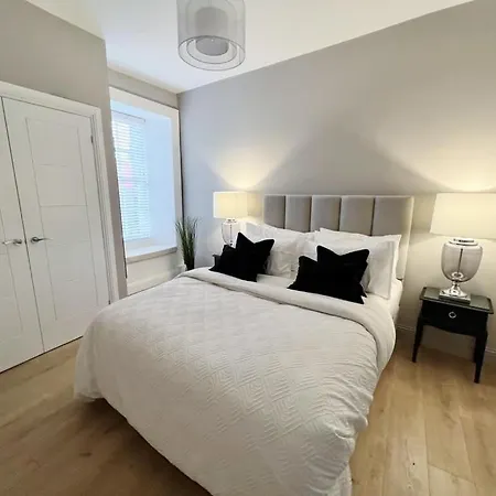 Super Modern & Stylish, Luxury 2 Bedroom Apt *