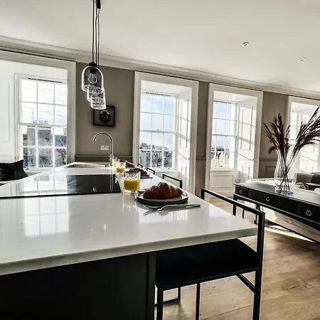 Super Modern & Stylish, Luxury 2 Bedroom Apt