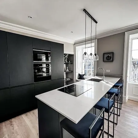 Super Modern & Stylish, Luxury 2 Bedroom Apt Apartment *