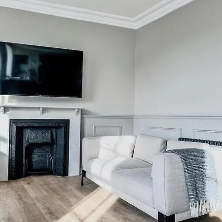 Super Modern & Stylish, Luxury 2 Bedroom Apt *