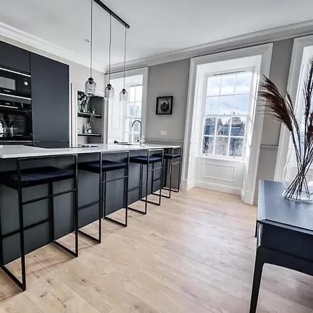 Super Modern & Stylish, Luxury 2 Bedroom Apt Edinburgh