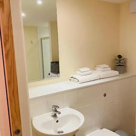 2 Bed 2 Bath With Private Parking *