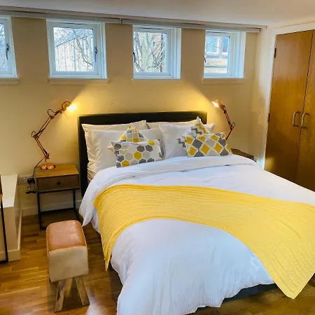 2 Bed 2 Bath With Private Parking * Edinburgh