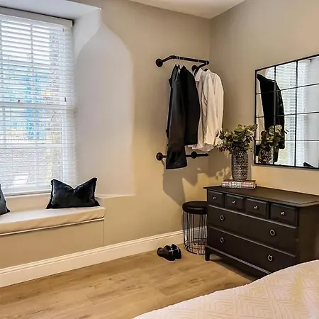 Super Modern & Stylish, Luxury 2 Bedroom Apt * Edinburgh