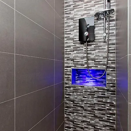 Apartmán Ultra Modern, West End Village, Refurbished Basement Appt