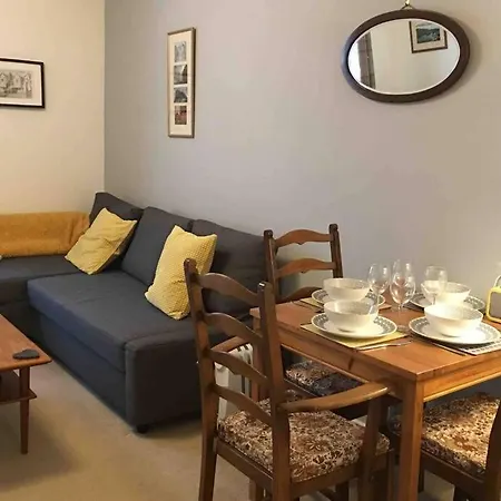 Centre, Old Town Apartment. Stunning Castle View