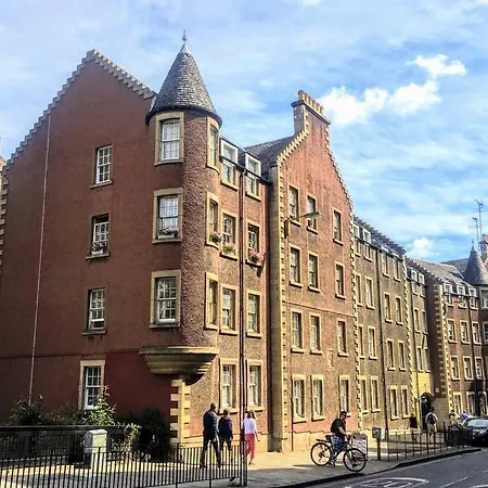 Centre, Old Town Apartment. Stunning Castle View Edinburgh