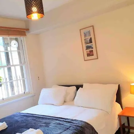 Centre, Old Town Apartment. Stunning Castle View Apartment Edinburgh