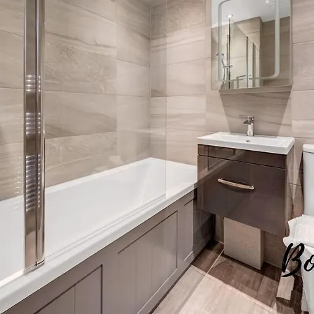 Grassmarket Luxury No. 2 - 3br-2ba - Free Parking By Bonjour Residences Apartment
