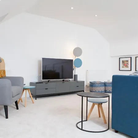 Deluxe Duplex With Garage דירה *