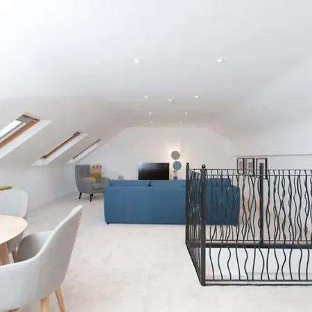 Deluxe Duplex With Garage *