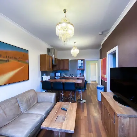 1 Minute From Royal Mile, Large 5 Bedroom Escape *