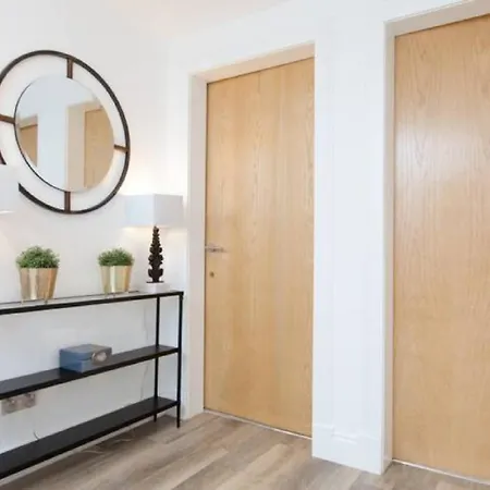 Deluxe Duplex With Garage דירה *
