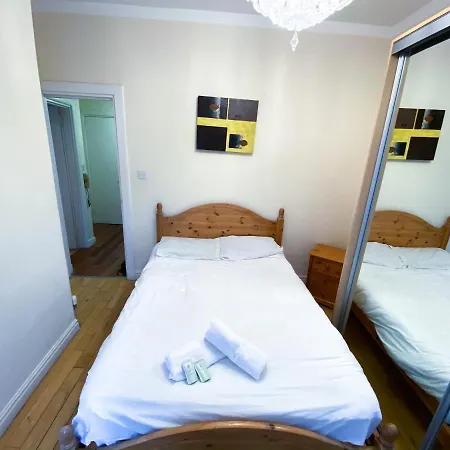 1 Minute From Royal Mile, Large 5 Bedroom Escape * Edimburgo