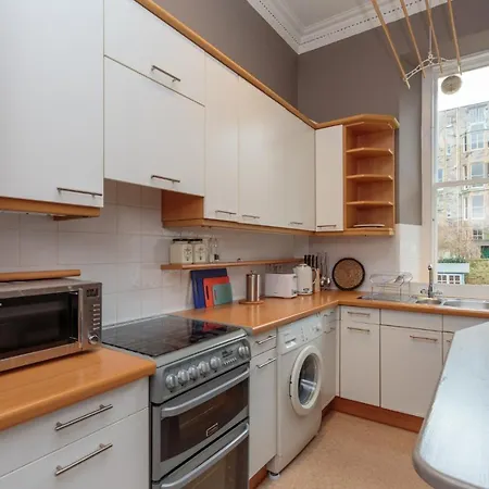 South Learmonth Gardens Apartman *