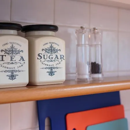 South Learmonth Gardens Apartman *