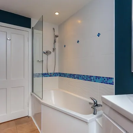 South Learmonth Gardens Apartman *