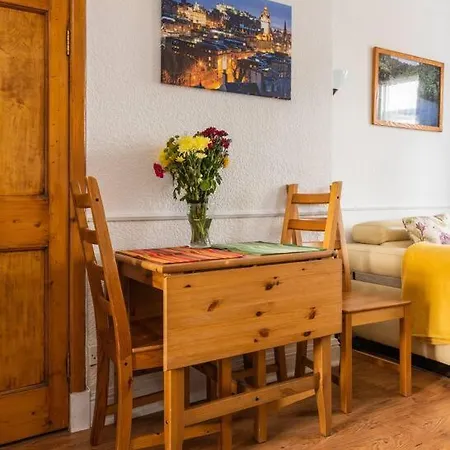 Beautiful 2 Bedroom Flat In Appartement