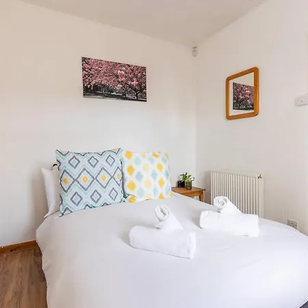 Beautiful 2 Bedroom Flat In *