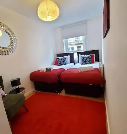 דירה Sleeps 6 On Separate Beds, 4 Smart Tvs, Netflix