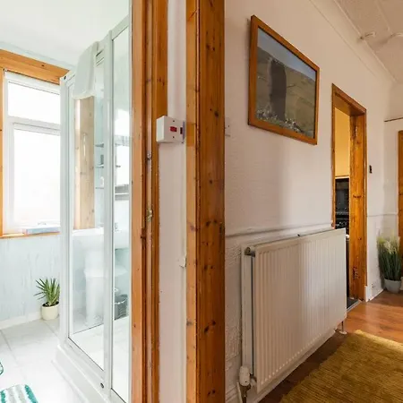 Beautiful 2 Bedroom Flat In Apartment Edinburgh