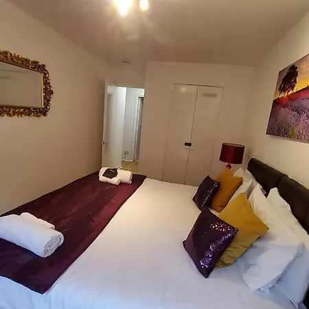 דירה Sleeps 6 On Separate Beds, 4 Smart Tvs, Netflix אדינבורו