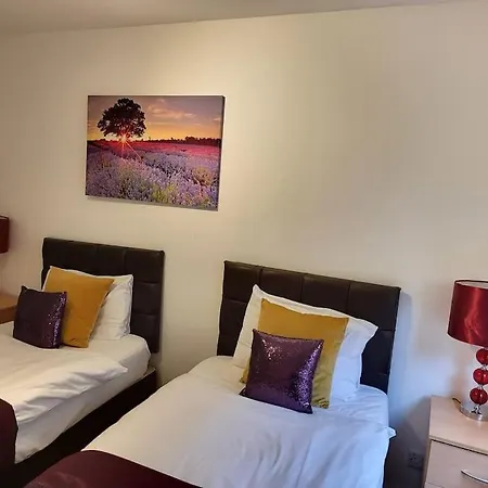 Sleeps 6 On Separate Beds, 4 Smart Tvs, Netflix דירה