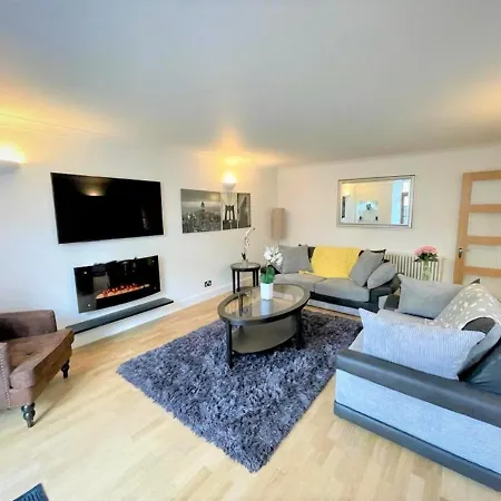 Elite 3 Bed New Town With Private Walled Garden דירה *